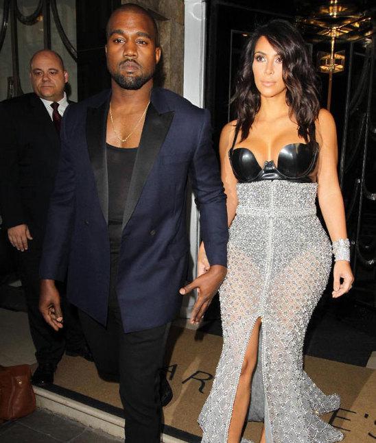 金·卡戴珊着透视装出街 与侃爷十指相扣秀恩爱