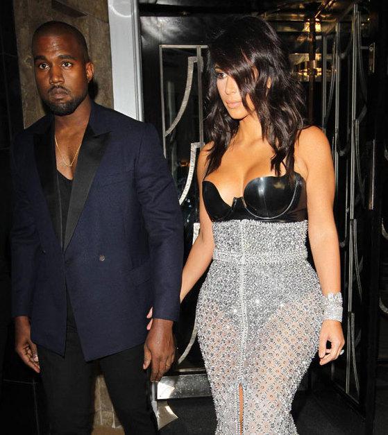 金·卡戴珊着透视装出街 与侃爷十指相扣秀恩爱