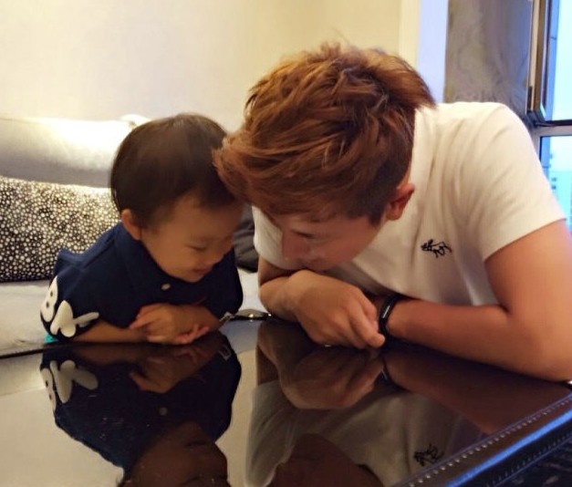 贾乃亮头抵女儿画面温馨 甜馨五官紧皱霸气十足