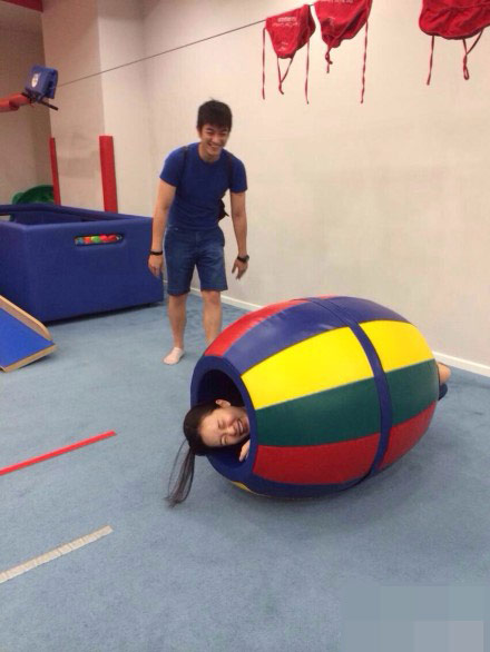 霍思燕陪儿子倒地玩嗨