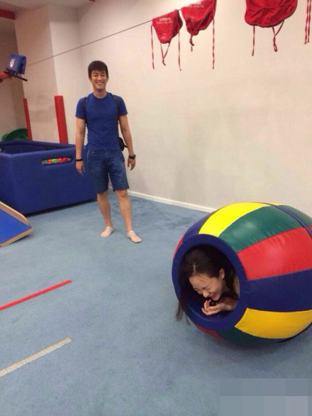 霍思燕陪儿子倒地玩嗨