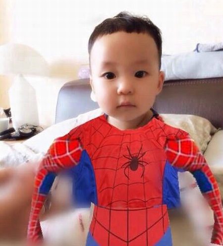 姚晨儿子被ps成蜘蛛侠 网友：土豆被亲妈玩坏！