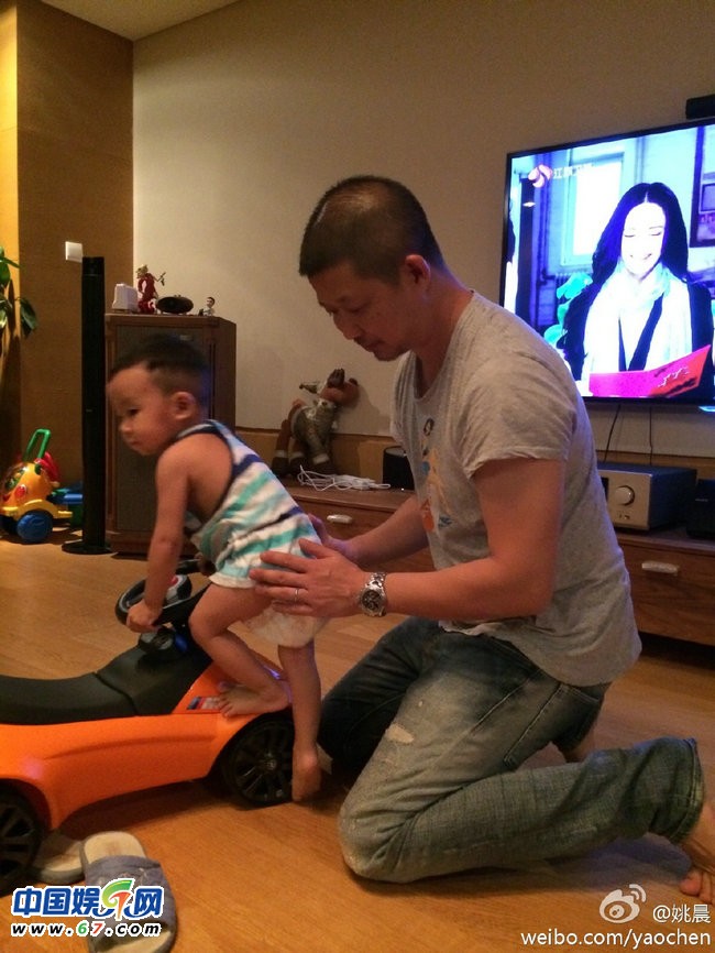 姚晨痛诉遭老公儿子无视 小土豆爬上爬下扭屁股露尿不湿