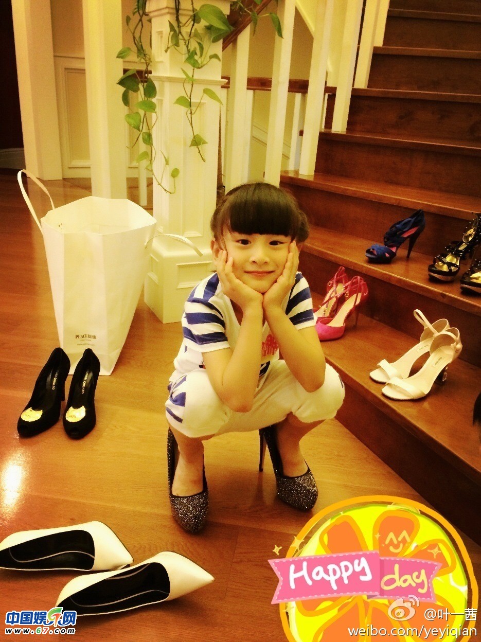 森碟穿妈妈高跟鞋搞怪臭美 女汉子也有公主心