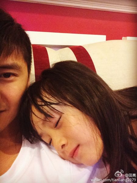 森碟靠着爸爸肩膀幸福不已