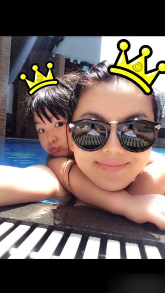 王诗龄游泳搂李湘嘟嘴卖萌