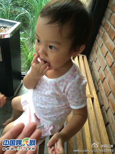 甜馨陪辣妈李小璐拍片一脸无奈 吃手摸大腿自娱自乐