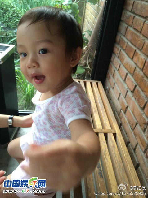 甜馨陪辣妈李小璐拍片一脸无奈 吃手摸大腿自娱自乐