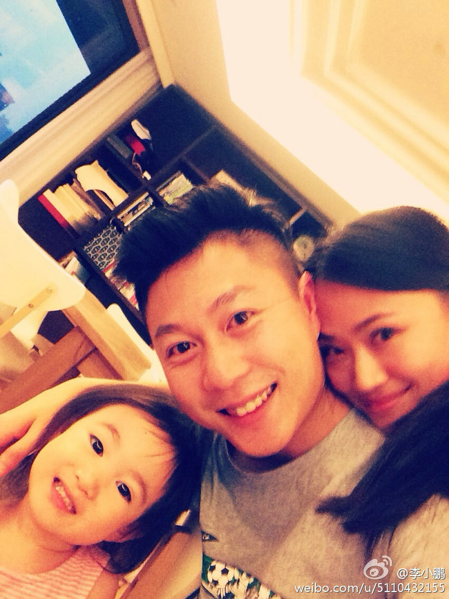 奥莉抚摸新玩具吐舌似馋猫 李小鹏全家福老婆嘟嘴可爱