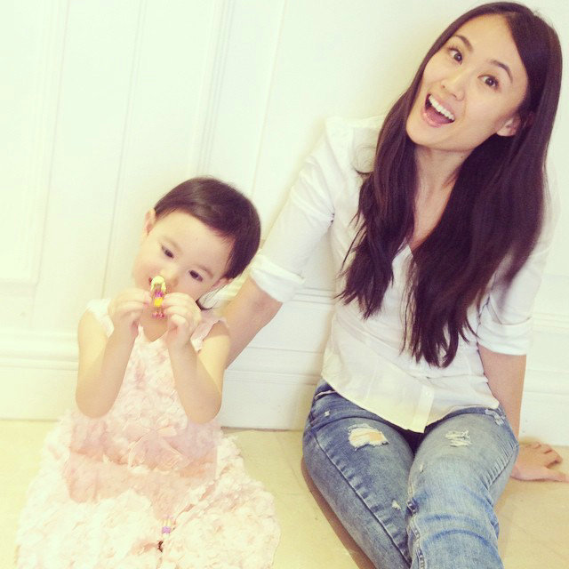 奥莉抚摸新玩具吐舌似馋猫 李小鹏全家福老婆嘟嘴可爱