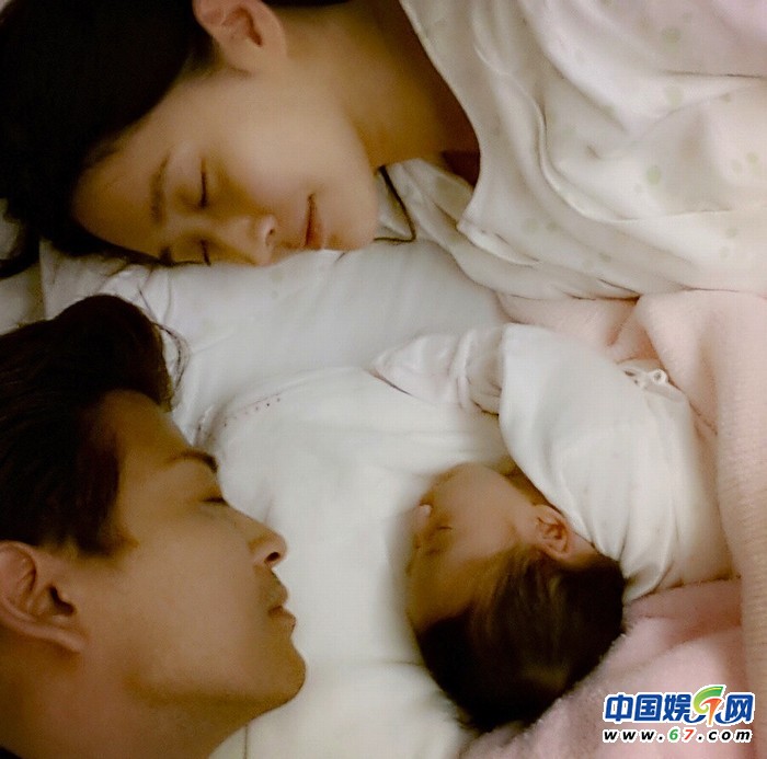 陈晓东首曝满月女儿萌照