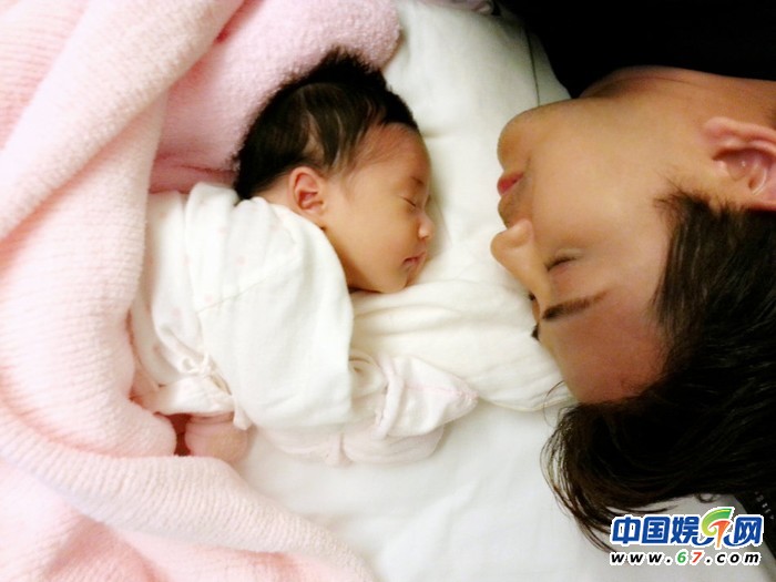 陈晓东首曝满月女儿萌照