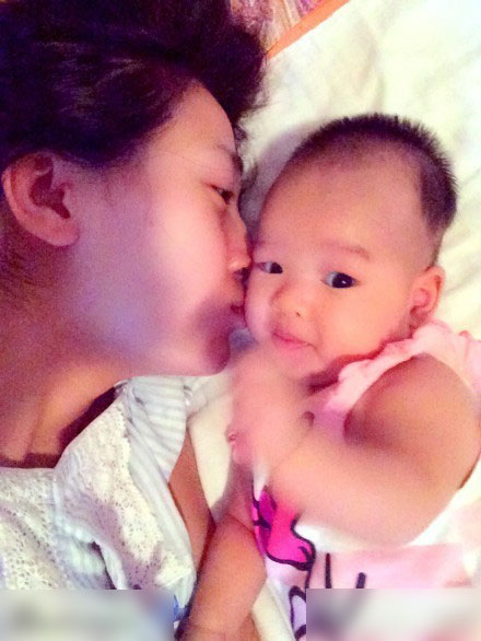 宝贝看着镜头目不转睛