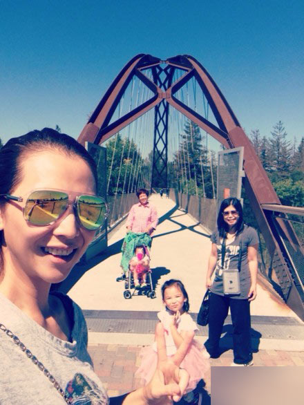 蔡少芬带女儿出游