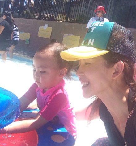 蔡少芬与小女儿