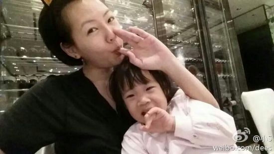 小S抱小女儿吃手指卖萌