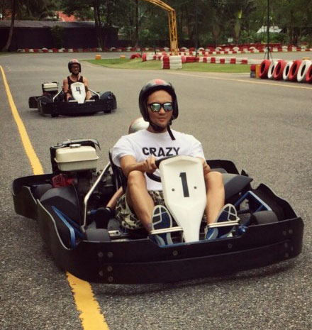 张智霖父子玩卡丁车童心大发