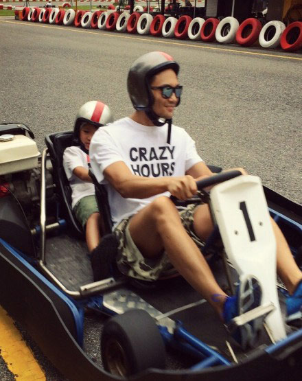 魔童躲在爸爸身后