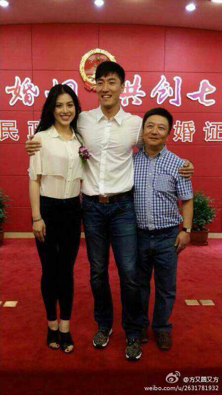 网友曝刘翔7日领证结婚现场照 夫妻合影幸福洋溢
