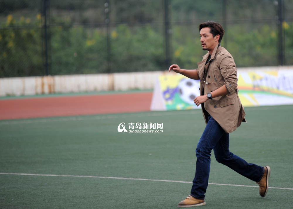 高清：胡歌钱枫现身青岛拍戏 足球场大秀球技