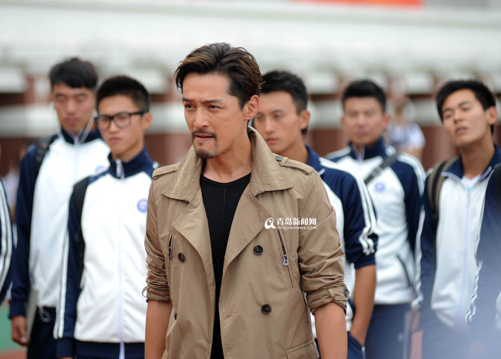 高清：胡歌钱枫现身青岛拍戏 足球场大秀球技