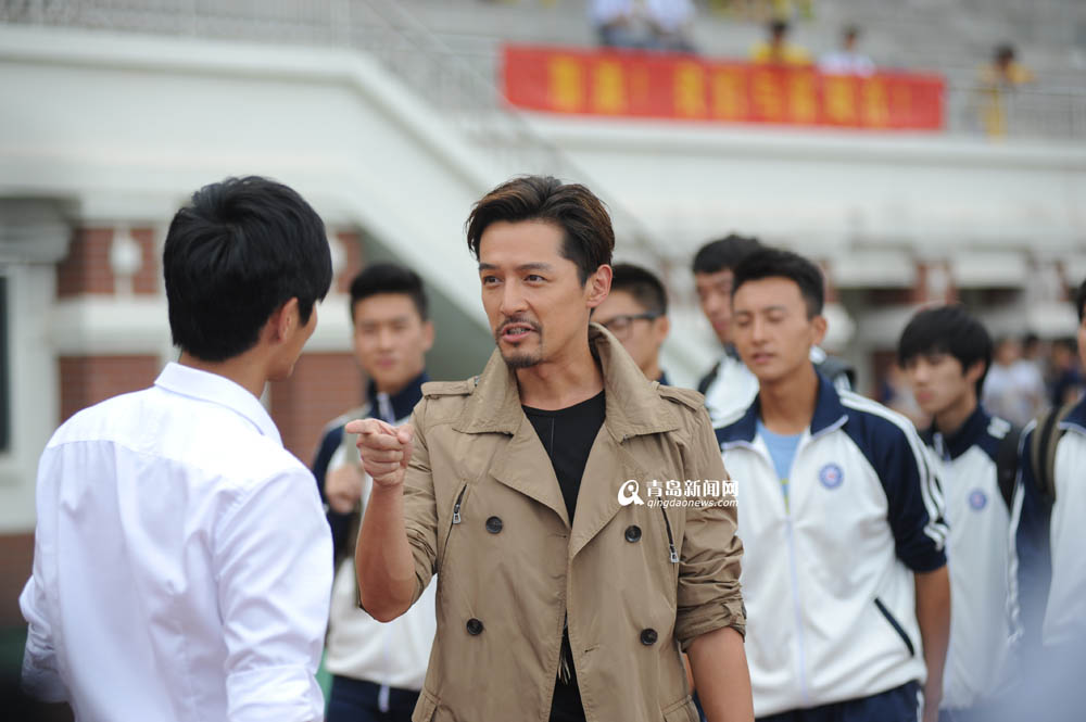 高清：胡歌钱枫现身青岛拍戏 足球场大秀球技