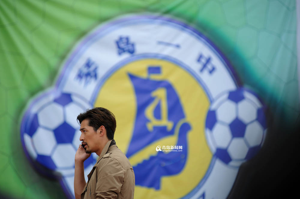 高清：胡歌钱枫现身青岛拍戏 足球场大秀球技