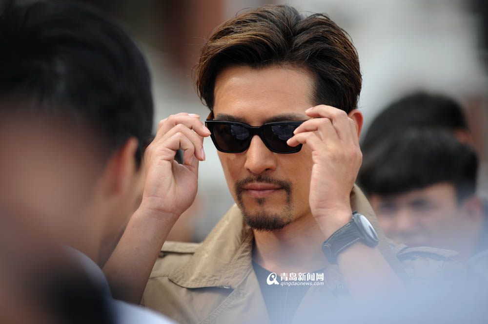 高清：胡歌钱枫现身青岛拍戏 足球场大秀球技