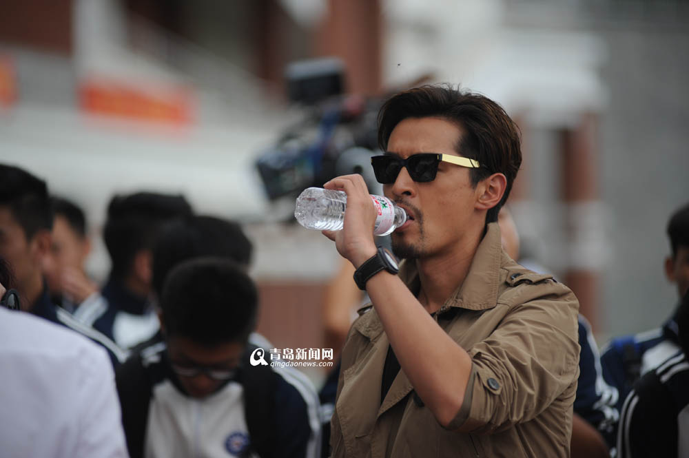 高清：胡歌钱枫现身青岛拍戏 足球场大秀球技