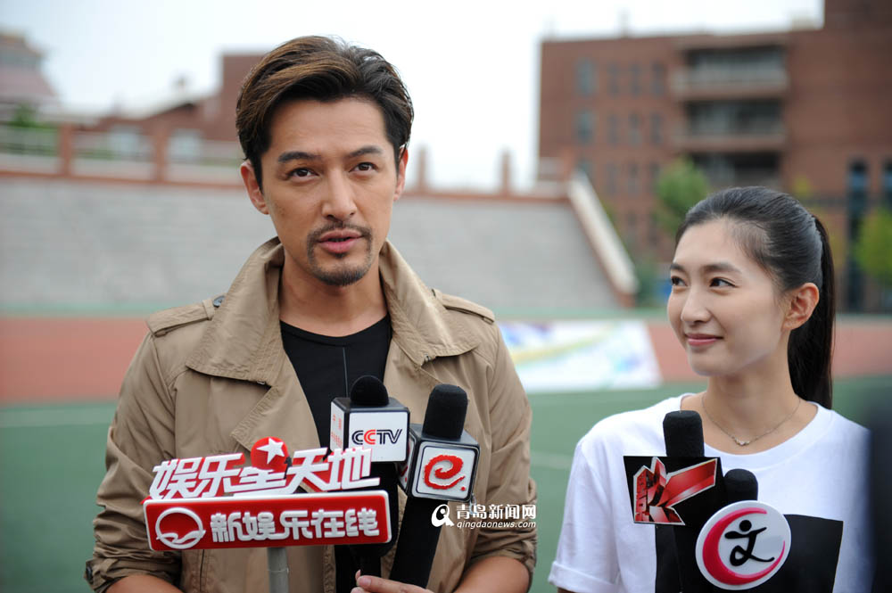 高清：胡歌钱枫现身青岛拍戏 足球场大秀球技