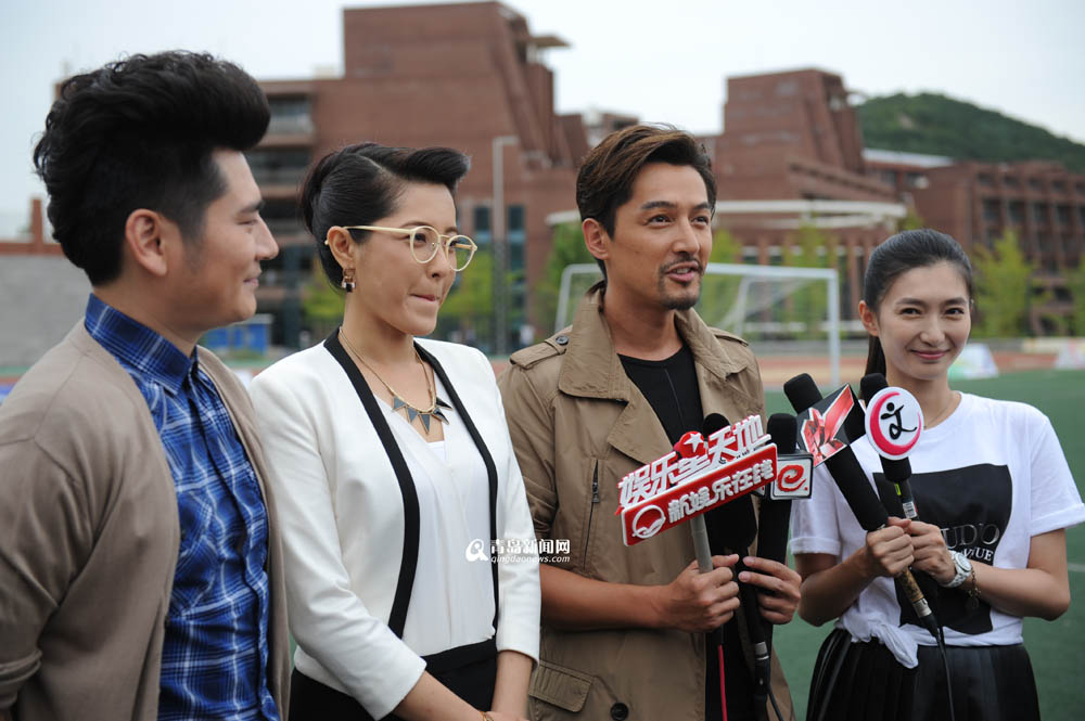 高清：胡歌钱枫现身青岛拍戏 足球场大秀球技