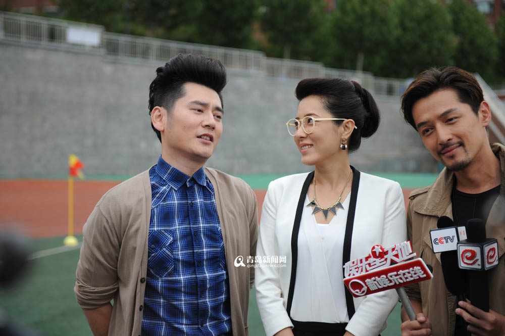 高清：胡歌钱枫现身青岛拍戏 足球场大秀球技