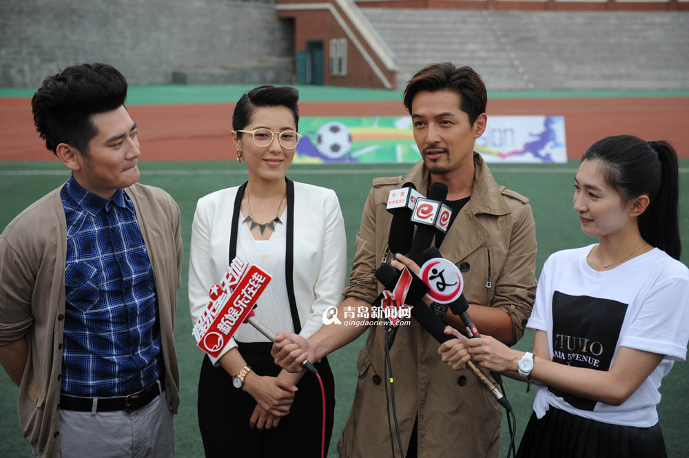 高清：胡歌钱枫现身青岛拍戏 足球场大秀球技