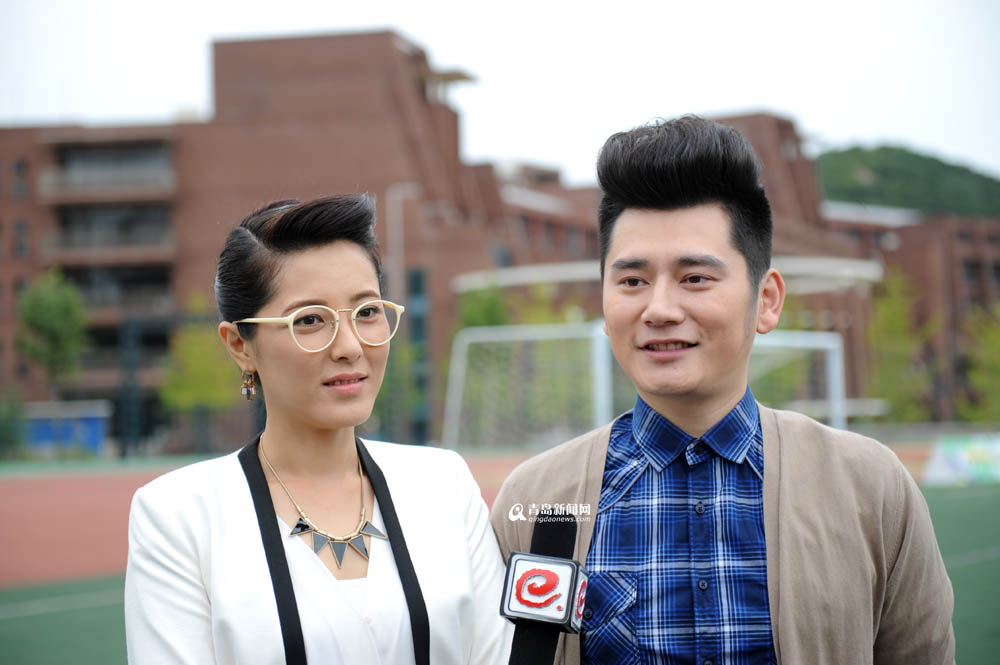 高清：胡歌钱枫现身青岛拍戏 足球场大秀球技