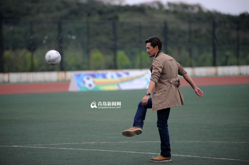 高清:胡歌钱枫现身青岛拍戏 足球场大秀球技 高清:胡歌钱枫现身青岛拍戏 足球场大秀球技