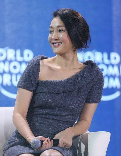 周迅亮相脸庞圆润现双下巴 婚后甜蜜发福明显