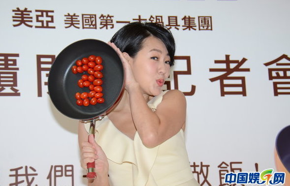 小S昏倒后首露面捞金欲拼第四胎 大秀翘臀“勾引”厂商