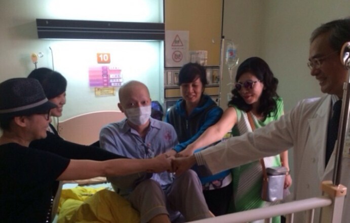 刘若英探望癌症病童