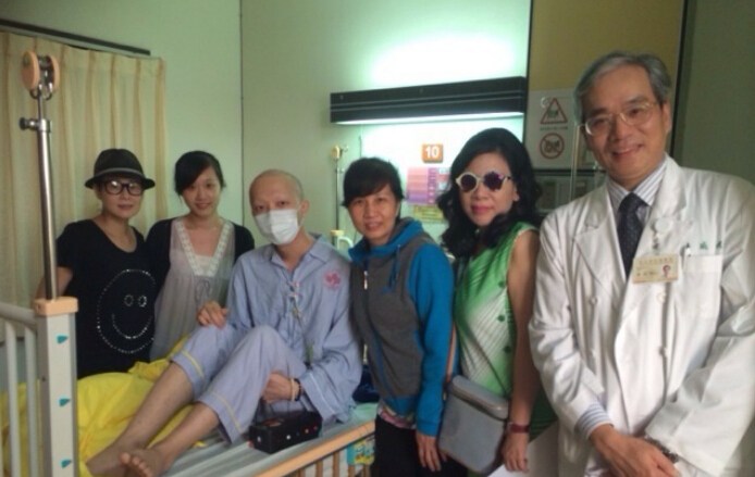 刘若英探望癌症病童