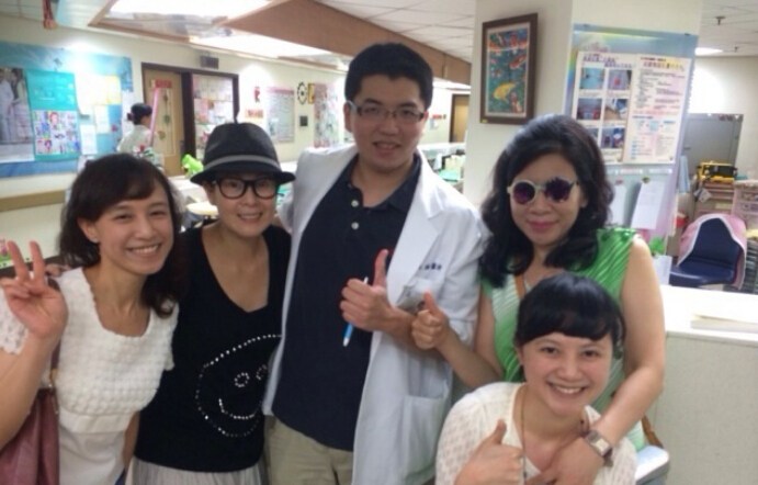 刘若英探望癌症病童