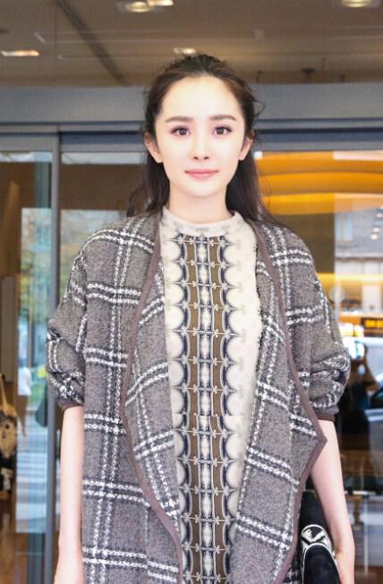 杨幂产后亮相超美艳 时装周赶场看秀