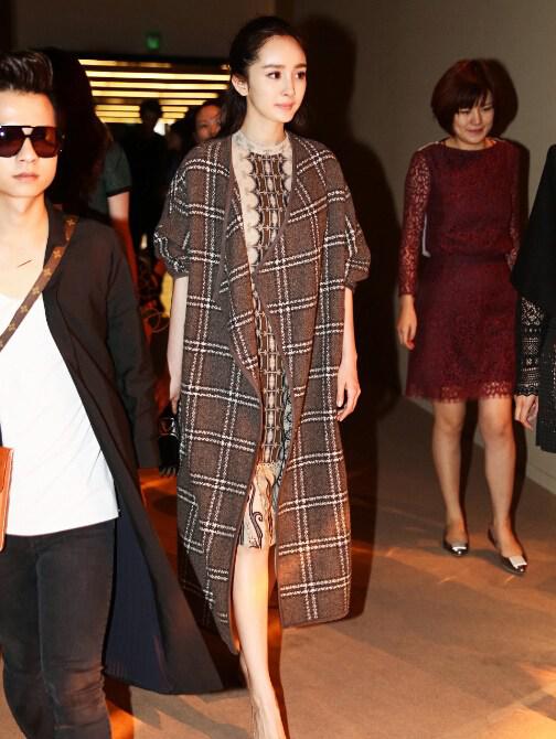 杨幂产后亮相超美艳 时装周赶场看秀