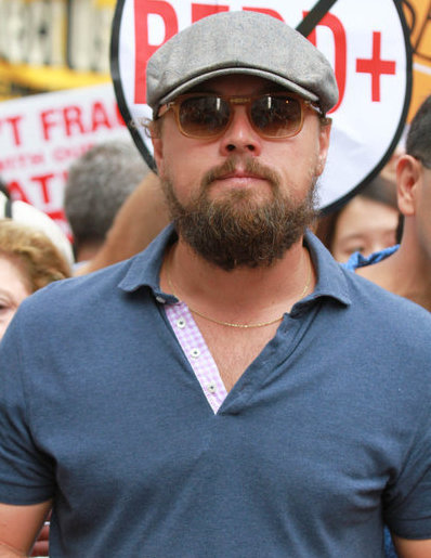 莱昂纳多闹市游行 蓄胡戴渔夫帽肥硕依旧