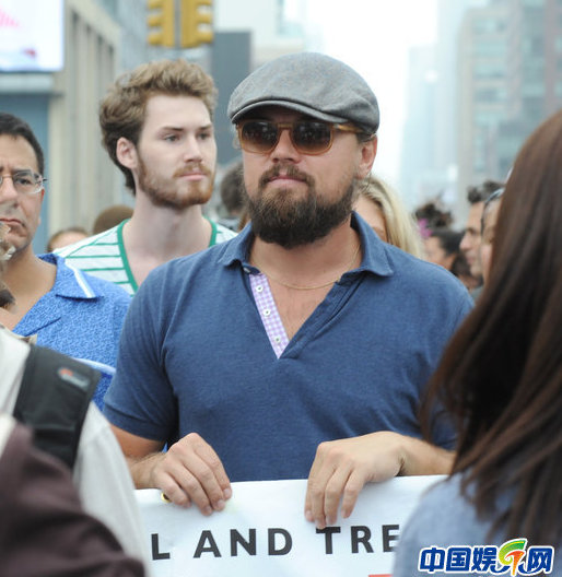 莱昂纳多闹市游行 蓄胡戴渔夫帽肥硕依旧