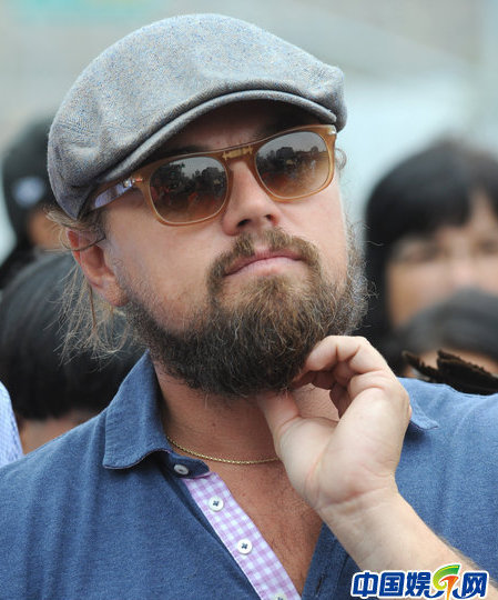 莱昂纳多闹市游行 蓄胡戴渔夫帽肥硕依旧