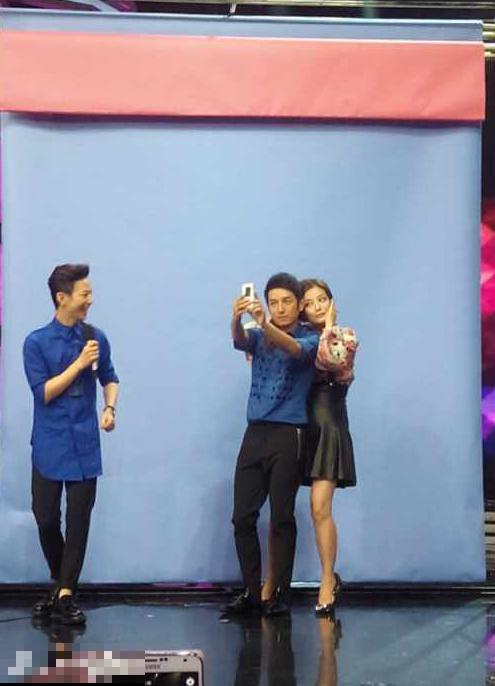 赵薇与李维嘉玩自拍