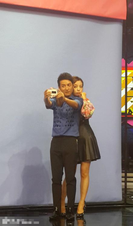 赵薇嘟嘴与李维嘉自拍