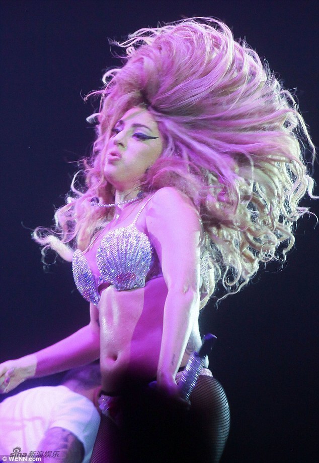 Gaga黑网袜秀丁字肥臀与肌肉男激情肉搏