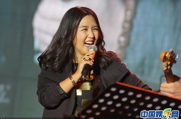 何洁产后复出首唱 身材臃肿露双下巴