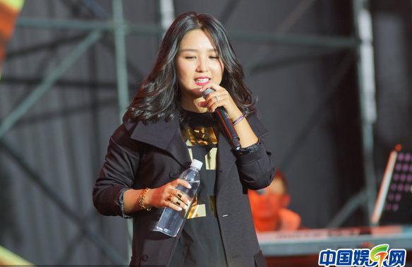 何洁产后复出首唱 身材臃肿露双下巴